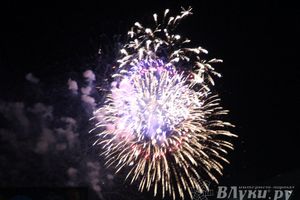 ​Праздничным концертом и салютом завершились празднования Дня Победы в Великих Луках (фото)