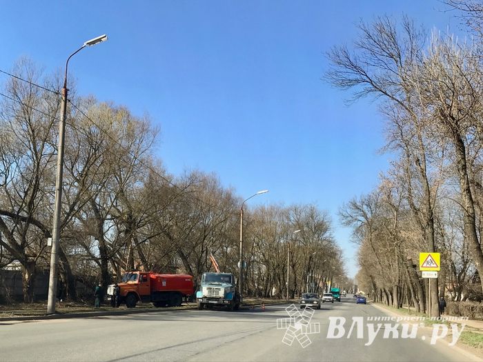 В Великих Луках прочищают «ливнёвку» (ФОТО)