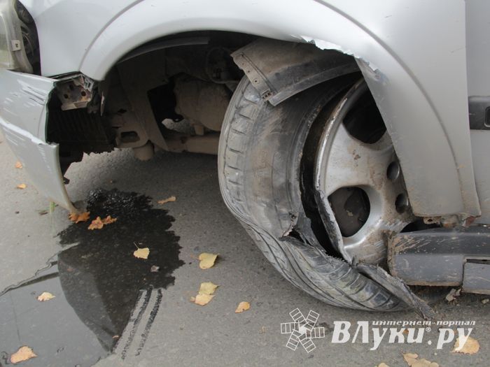 В Великих Луках неизвестный водитель, попав в ДТП, бросил автомобиль и скрылся (ФОТО)