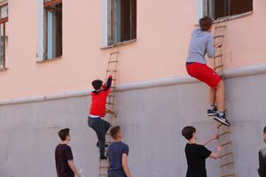 В Великих Луках в 10 лицее «освободили» заложников (ФОТО)