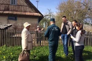 Об ответственности за сжигание сухой травы и мусора напомнили пожарные жителям Великих Лук (ФОТО)