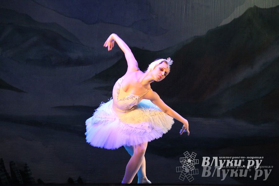 Московский театр «Корона Русского Балета» представил великолучанам балет «Лебединое озеро»
