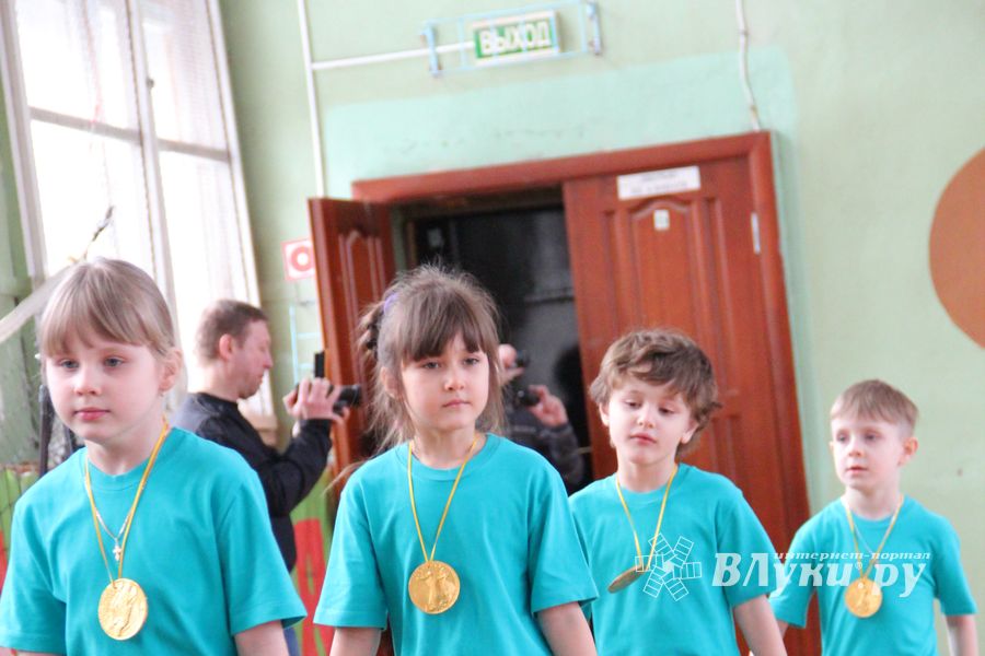 В Великих Луках стартовали спортивные соревнования среди дошколят «Юные олимпионики»