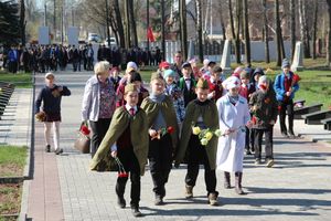 Ученики лицея №11 возложили цветы к могилам Братского кладбища (ФОТО)