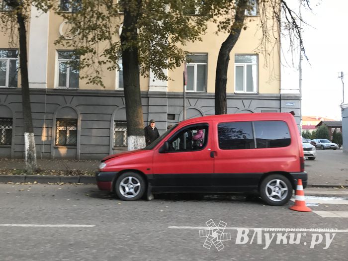 На ул. Некрасова в Великих Луках произошло ДТП (ФОТО)