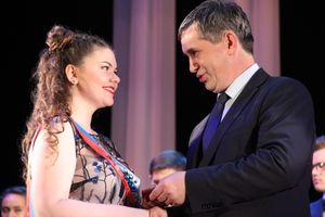 В Великих Луках выпускникам вручили медали «За особые успехи в учении» (ФОТО)