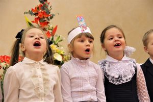 Зачем самых младших учеников 13-й школы испачкали мелом (ФОТО)