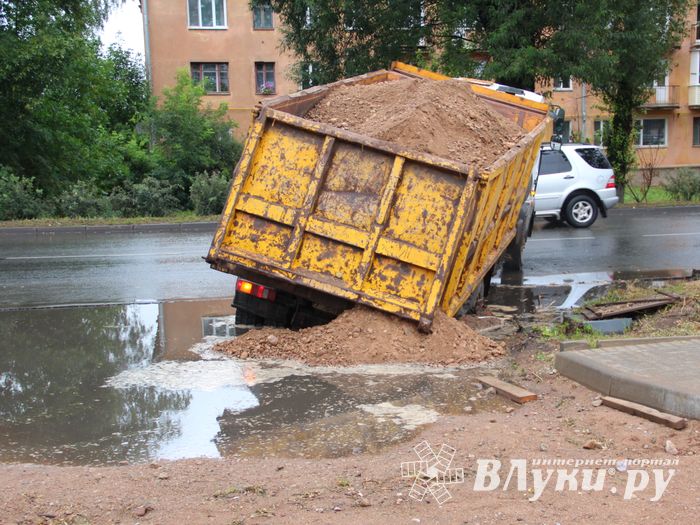 На проспекте Гагарина в Великих Луках провалился грузовик (ФОТО)