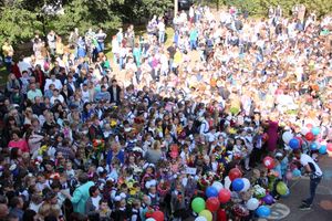 Самую многочисленную школу Великих Лук пополнили 116 первоклассников (ФОТО)