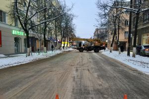 Улицу Зверева в Великих Луках заблокировал автокран (ФОТО)