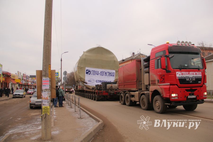 Негабаритный автопоезд вновь следует по улицам Великих Лук