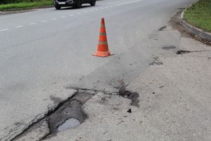 В Великих Луках начался ямочный ремонт на ул. Нелидовской (ФОТО)