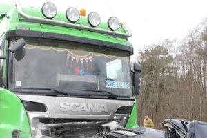 В результате столкновения Мерседеса и фуры в Псковской области погибли 2 человека (фото)