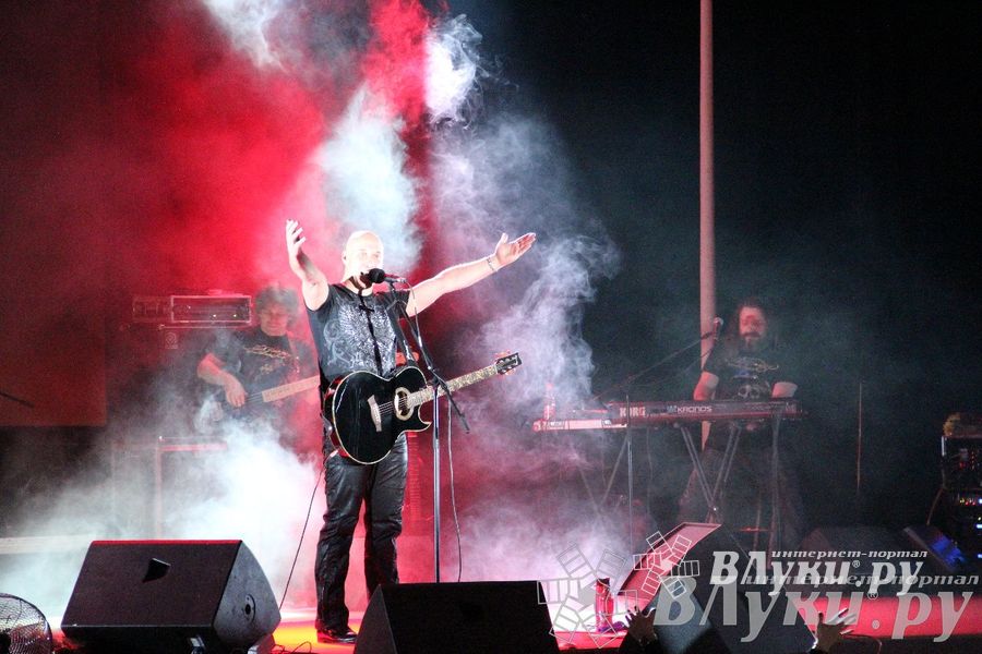 В Великих Луках состоялся концерт Дениса Майданова