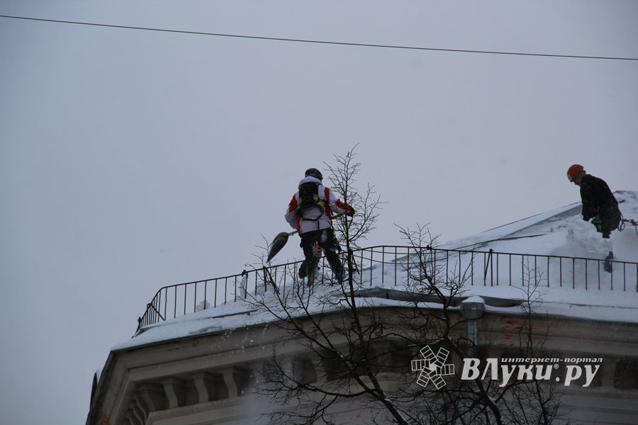 В Великих Луках  уборка снега на высоте...