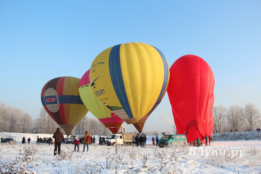Над Великими Луками взлетели «Яблоки на снегу» (фото)
