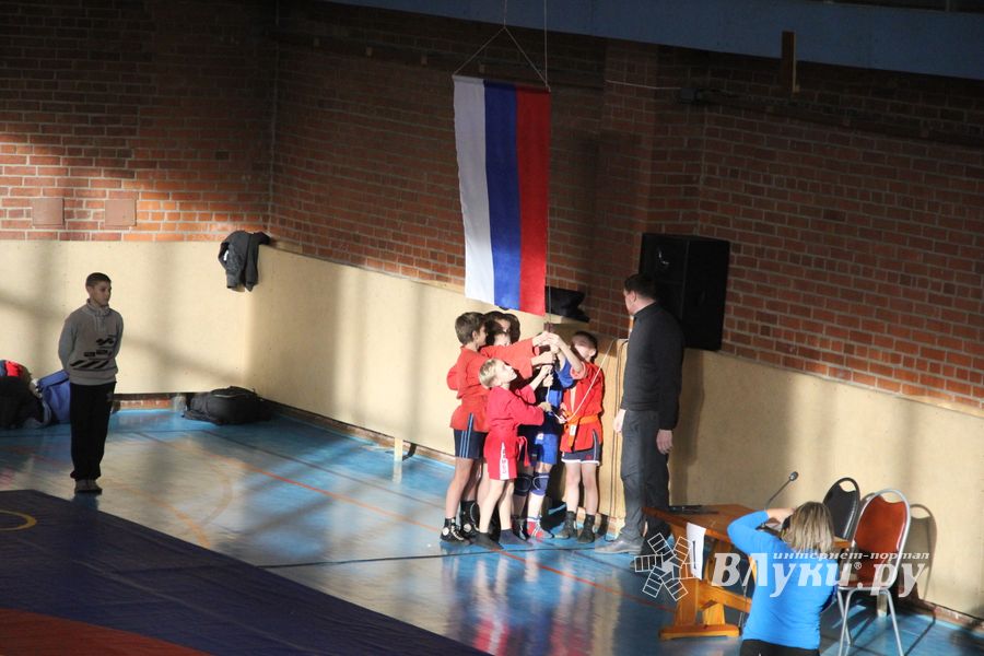 В Великих Луках прошел турнир по самбо "Память" (фото)