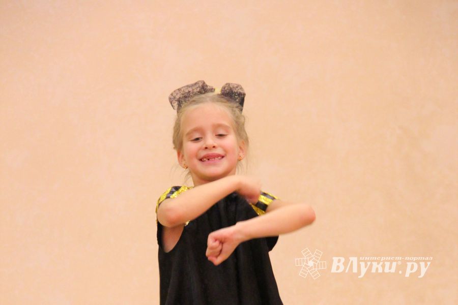 В Великих Луках ученики школы №13 поздравили своих педагогов (ФОТО)