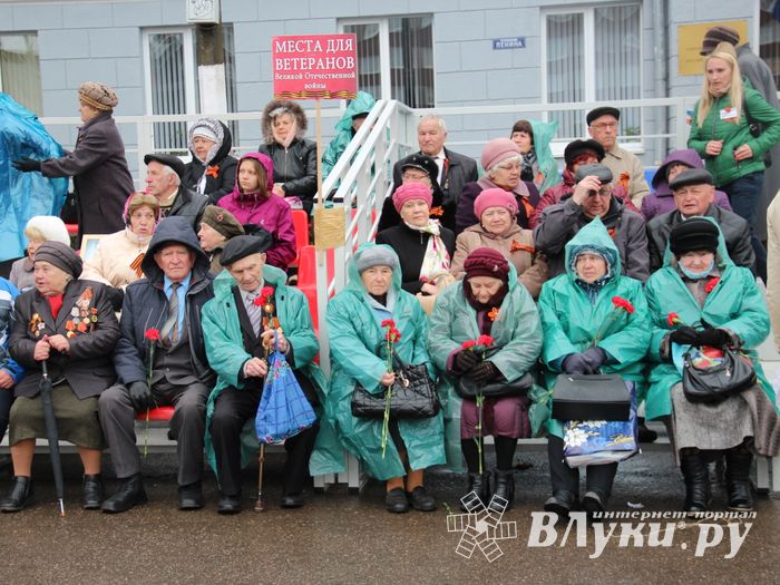 В Великих Луках прошел Парад Победы (ФОТО)