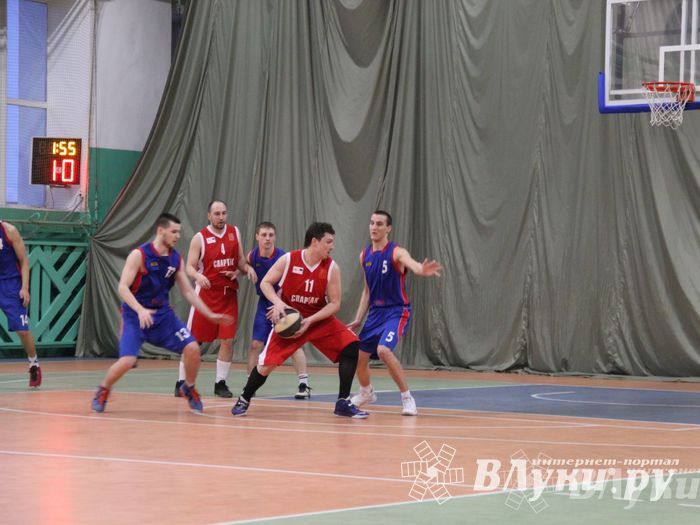 В Великих Луках проходит Открытый Чемпионат г. Великие Луки по баскетболу (фото)