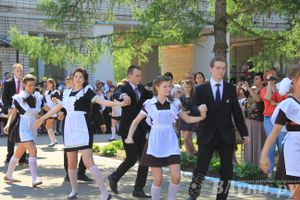 В Великих Луках прозвенели «Последние звонки»