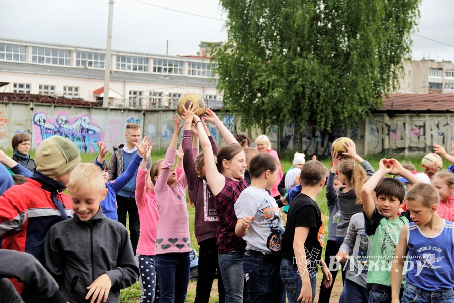 Ребята из пришкольных лагерей соревновались в «Весёлых стартах» (ФОТО)