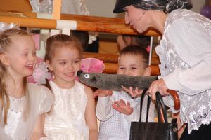 Дети поздравили мам с 8 марта (фото и видео)