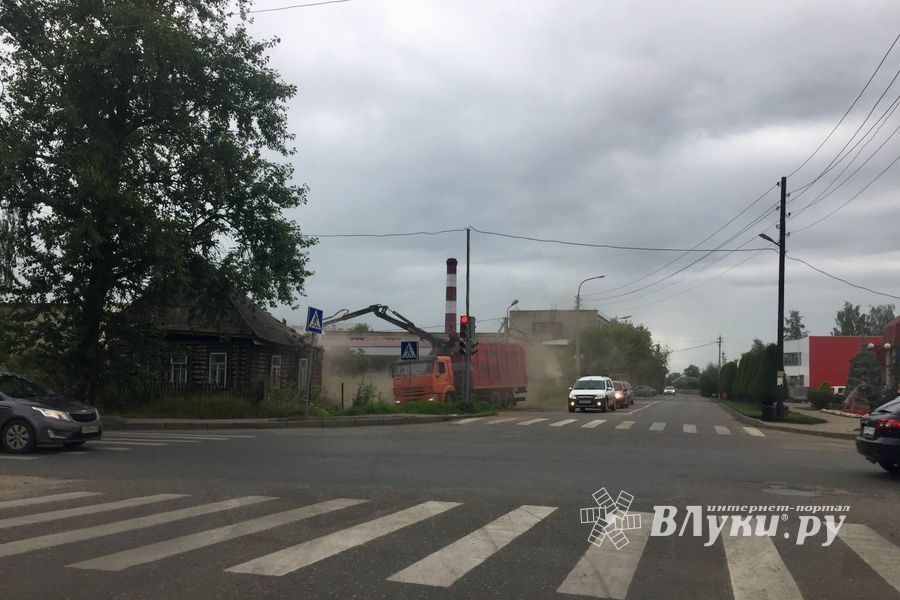 На улице Третьей Ударной Армии сносят дом (ФОТО)