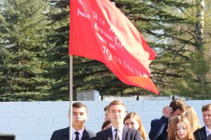 Ученики лицея №11 возложили цветы к могилам Братского кладбища (ФОТО)