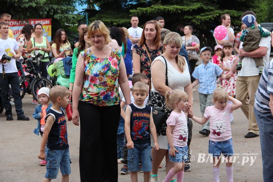 В Великих Луках чествовали близнецов (ФОТО)
