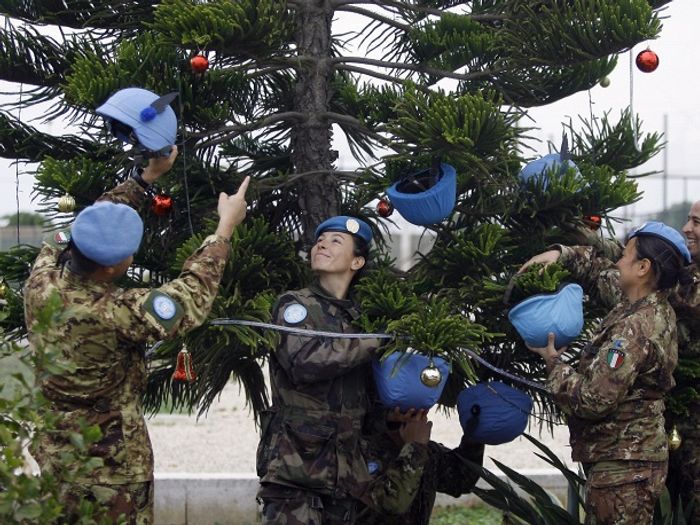 Старые машины, дрова и использованные банки: нетрадиционные идеи для рождественской елки