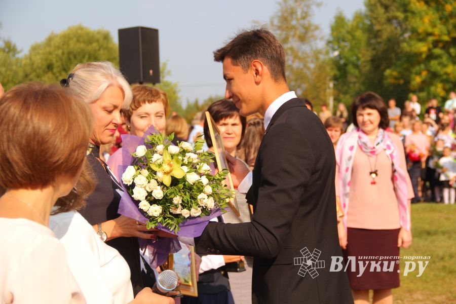 1 сентября в школах Великих Лук прошли Торжественные линейки (ФОТО)