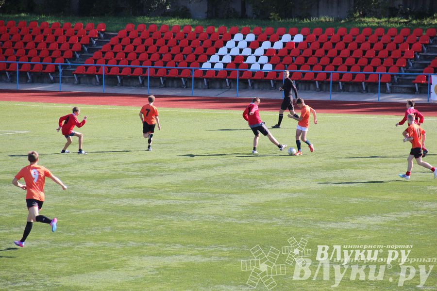 В Великих Луках стартовал открытый турнир по футболу