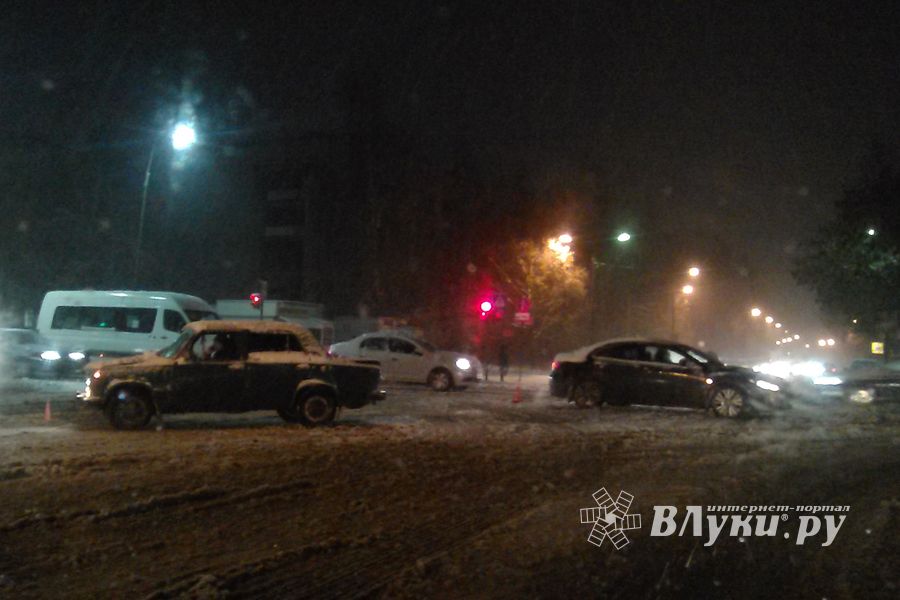 Первый снег - первые ДТП (ФОТО)