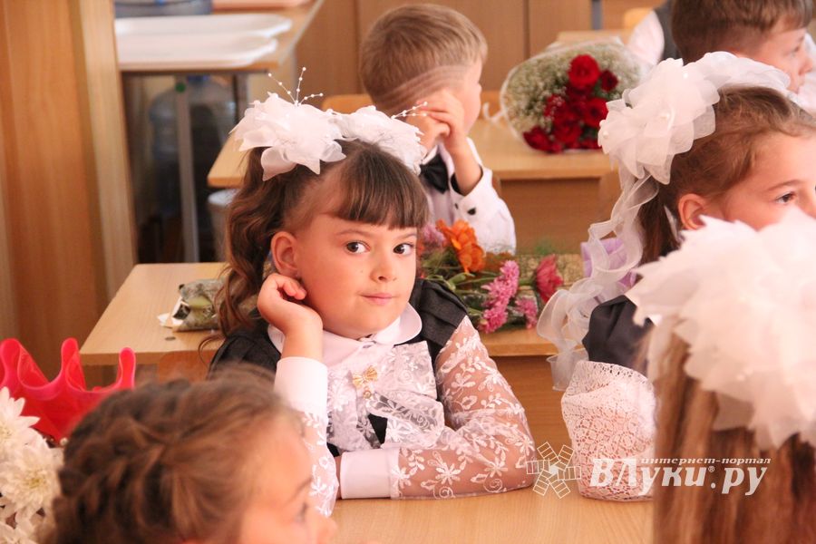 Самую многочисленную школу Великих Лук пополнили 116 первоклассников (ФОТО)