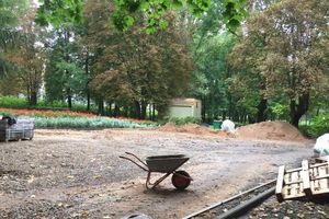 В Великих Луках продолжают благоустраивать городской парк (фоторепортаж)