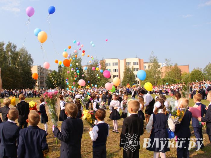1 сентября в школах Великих Лук прошли Торжественные линейки (ФОТО)