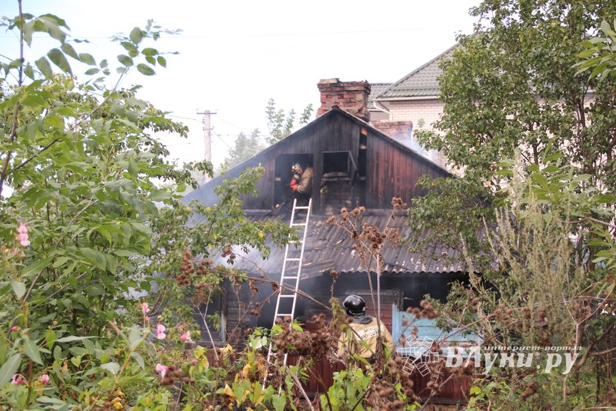 В Великих Луках пожарные тушат барак (ФОТО)
