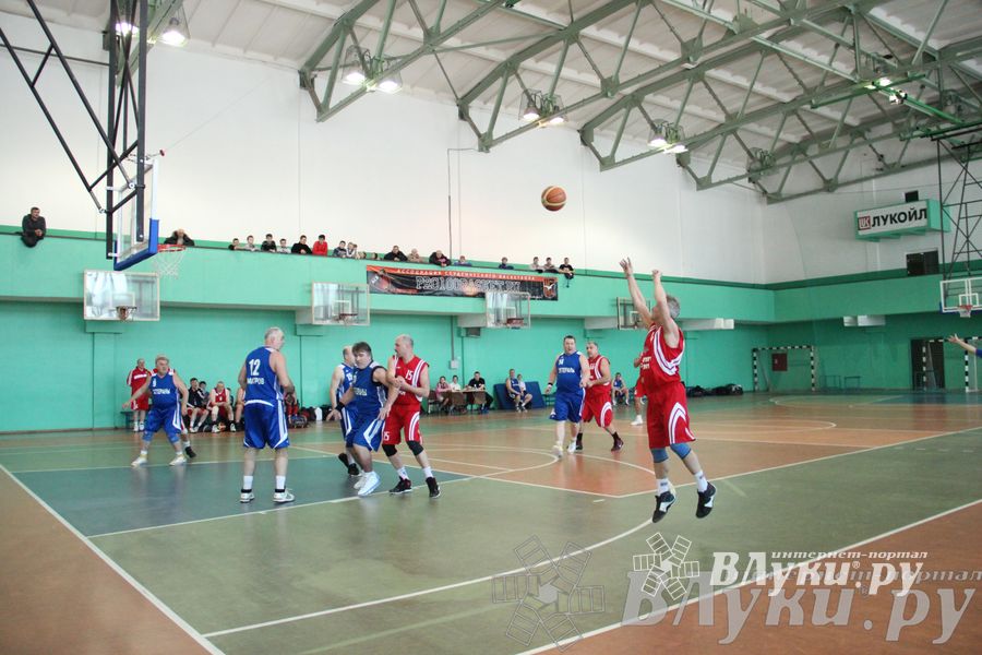 Баскетболисты Великих Лук сыграли со сборной Дмитрова
