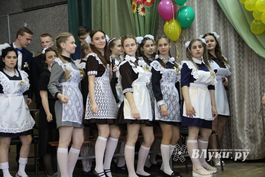 В Великих Луках прошли «Последние звонки» (ФОТО)