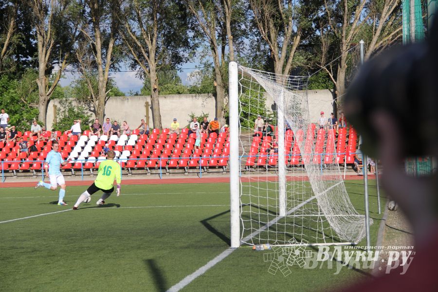 В Великих Луках состоялся матч Первенства СЗФО по футболу между командами «Луки-Энергия» и «Химик»