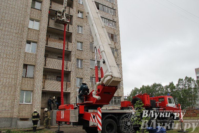 В Великих Луках прошли областные соревнования среди пожарных по спасению пострадавших