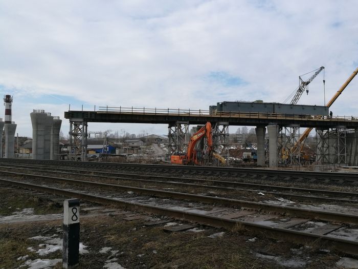 В Великих Луках устанавливают металлоконструкции пролетного строения путепровода (ФОТО)