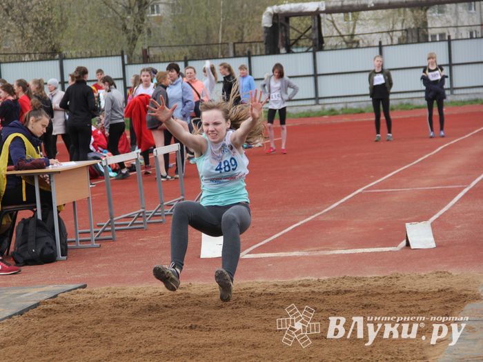 В Великих Луках проходят соревнования «Шиповка юных» (ФОТО)