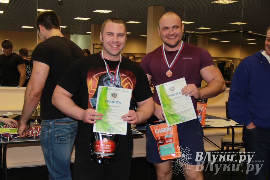 В Великих Луках состоялись Первенство города по жиму штанги и Первый Кубок города по армлифтингу (фото)