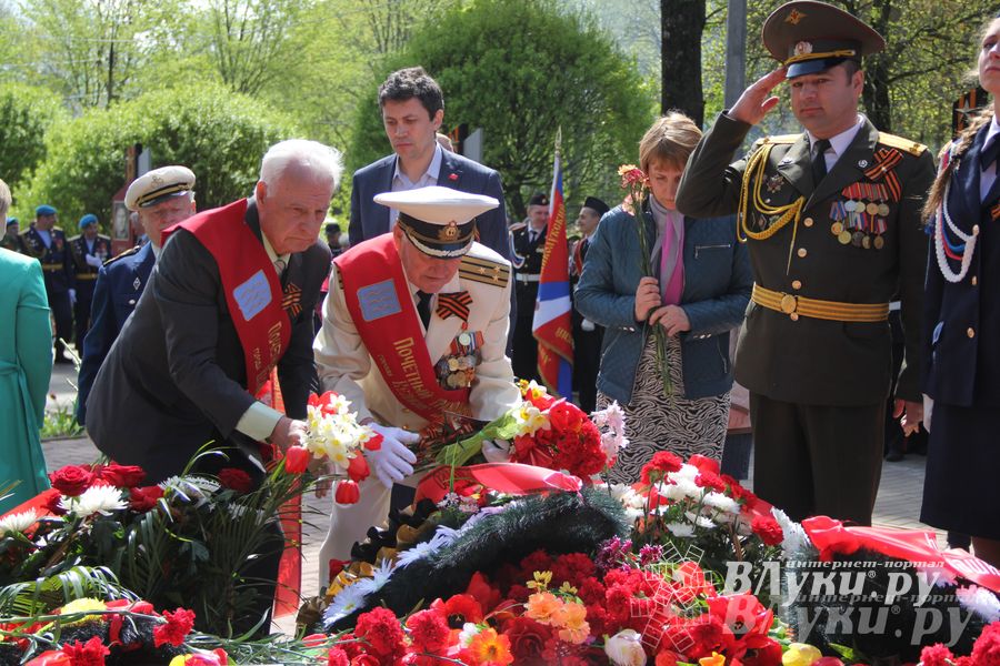 Парад Победы в Великих Луках (фото)