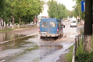 И плывем, и плаваем – Великие Луки после ливня (ФОТО)