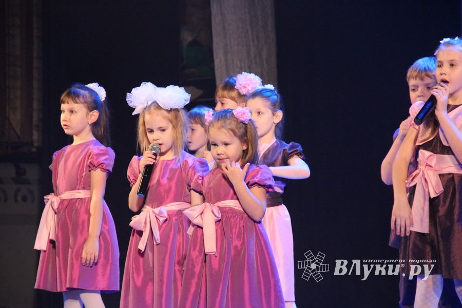 Юные артисты ГДК им. Ленина поздравили мам с праздником (ФОТО)
