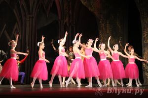 Московский театр «Корона Русского Балета» представил великолучанам балет «Лебединое озеро»