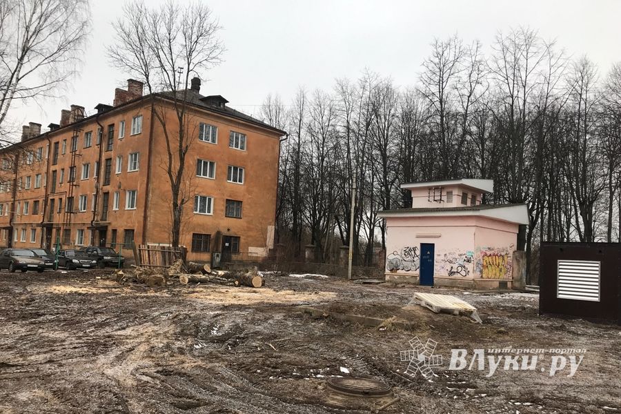 В Великих Луках приводят в порядок территорию Хирургического корпуса больницы (ФОТО)